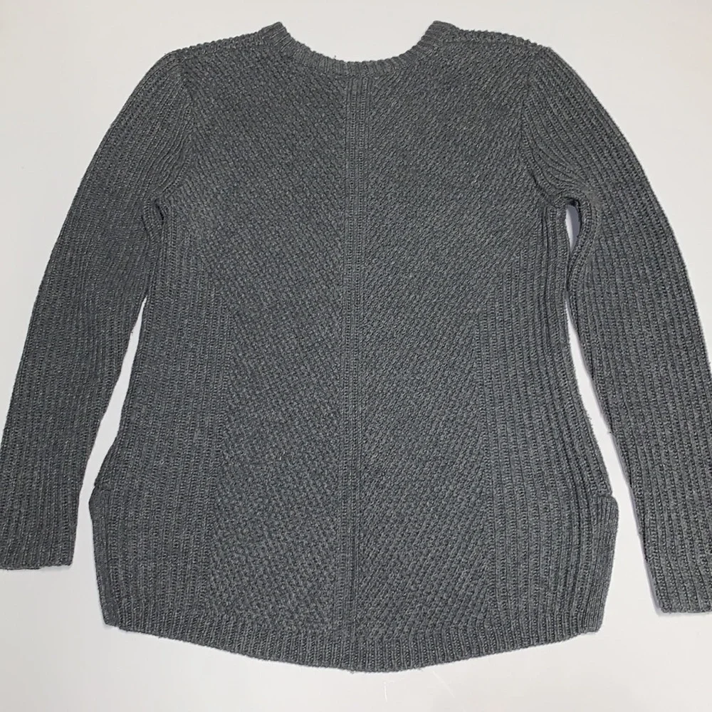 Madewell hex comb 1937 grey Sweater size Medium. Crew neck. slits on the side. - Picture 16 of 16